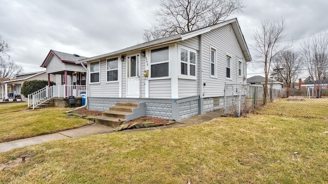 view of front facade featuring a front lawn and fence