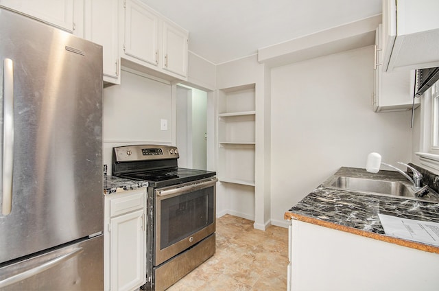 kitchen with stainless steel appliances, dark countertops, white cabinetry, a sink, and baseboards