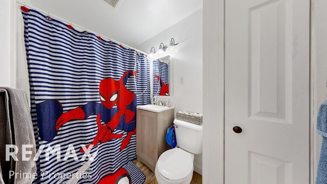 bathroom featuring a shower with shower curtain, vanity, and toilet