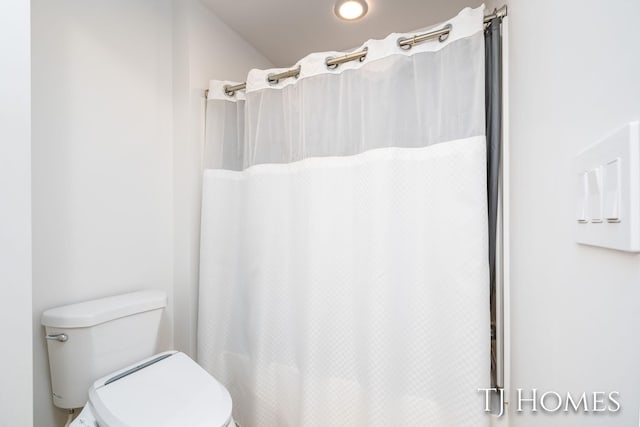 full bathroom with a shower with curtain and toilet