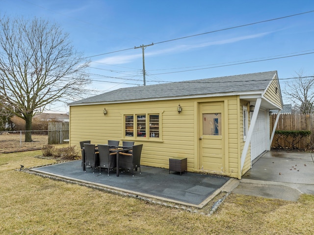 view of outdoor structure featuring an outbuilding and fence