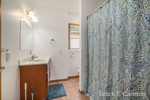 full bathroom featuring tile patterned flooring, toilet, vanity, baseboards, and a shower with curtain