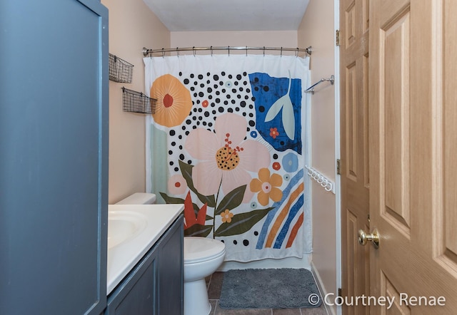 bathroom with tile patterned flooring, a shower with shower curtain, vanity, and toilet