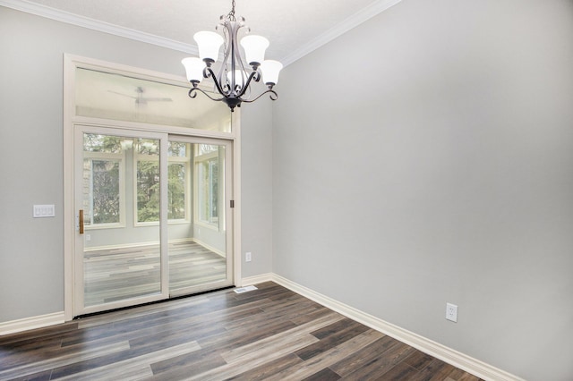 spare room featuring ornamental molding, a chandelier, dark wood finished floors, and baseboards