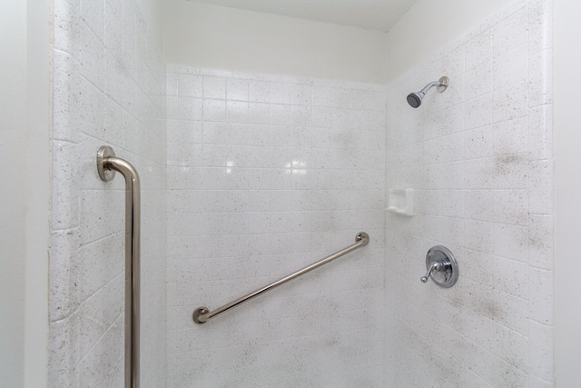 full bathroom featuring tiled shower