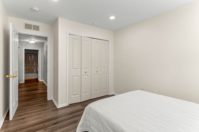 bedroom featuring visible vents, dark wood-type flooring, recessed lighting, a closet, and baseboards