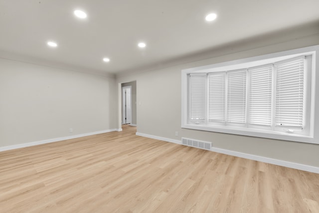 unfurnished room featuring light wood finished floors, visible vents, and recessed lighting