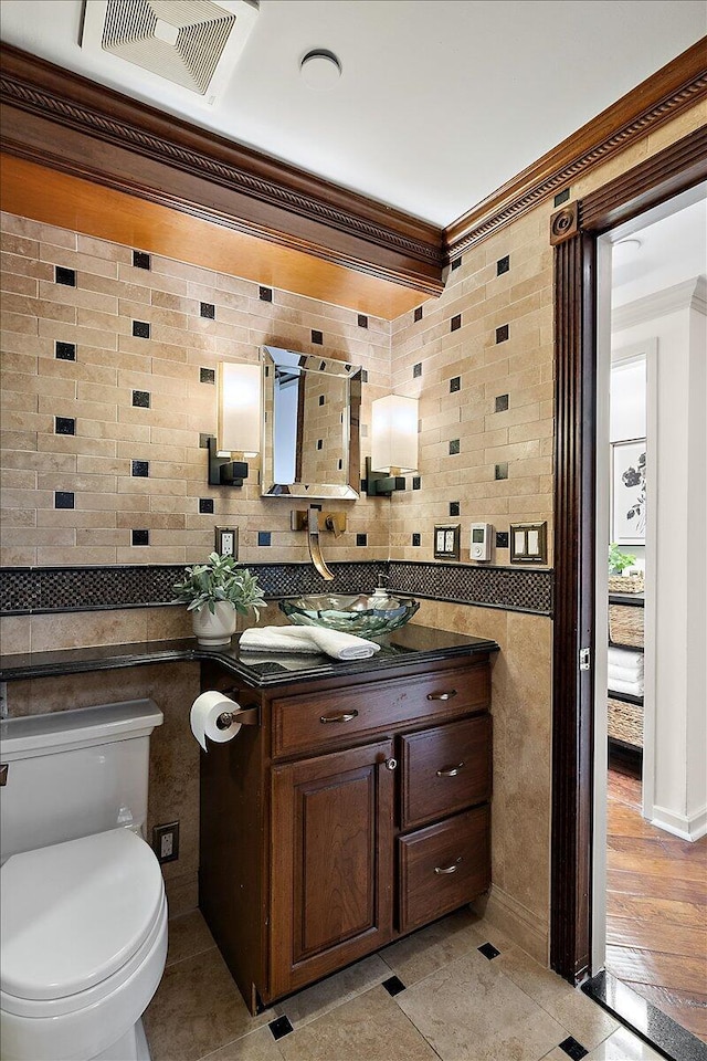 bathroom with visible vents, crown molding, vanity, and toilet