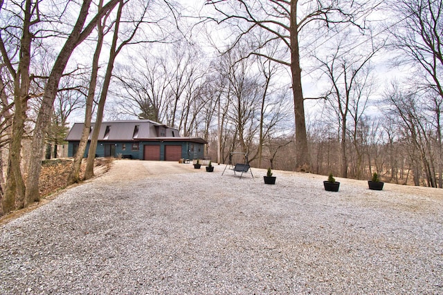 view of yard with driveway