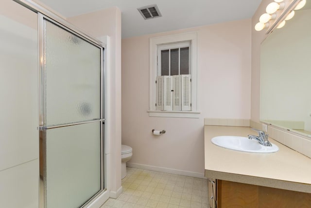 full bathroom featuring visible vents, toilet, a shower stall, vanity, and baseboards