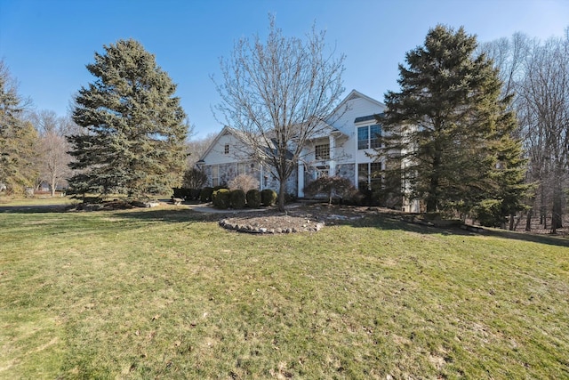 traditional-style house featuring a front yard