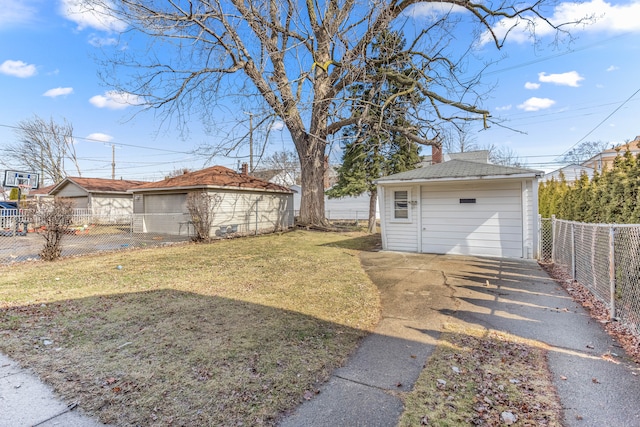 view of yard featuring fence and an outbuilding