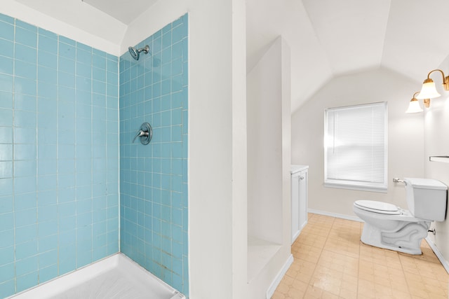 full bathroom featuring lofted ceiling, baseboards, a tile shower, and toilet