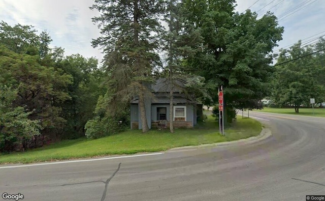 view of front of property with a front yard