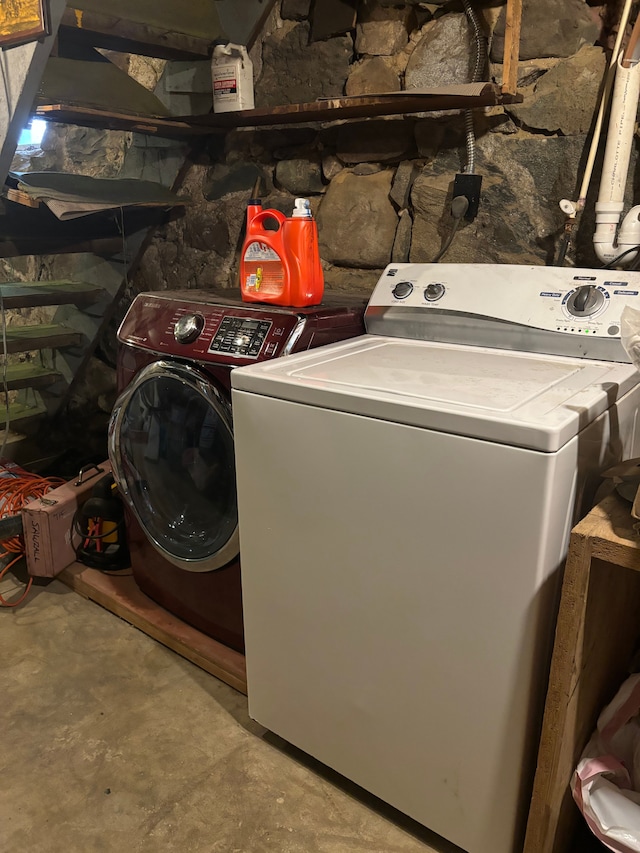 laundry room with laundry area and washing machine and dryer