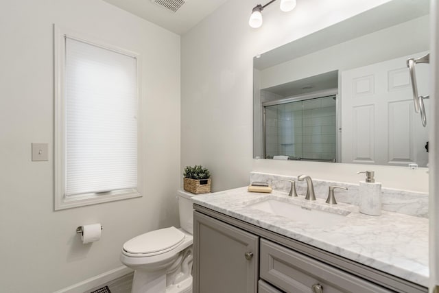 full bathroom with visible vents, toilet, a tile shower, vanity, and baseboards