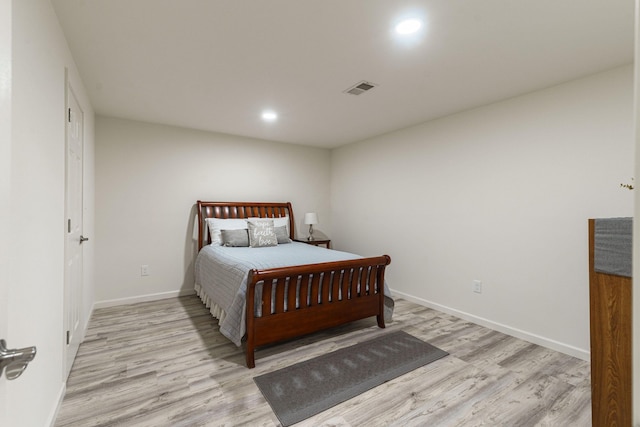 bedroom featuring light wood-style floors, recessed lighting, visible vents, and baseboards