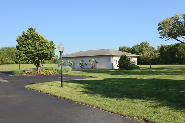 ranch-style home with a front yard