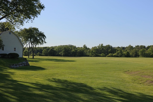 view of property's community featuring a lawn