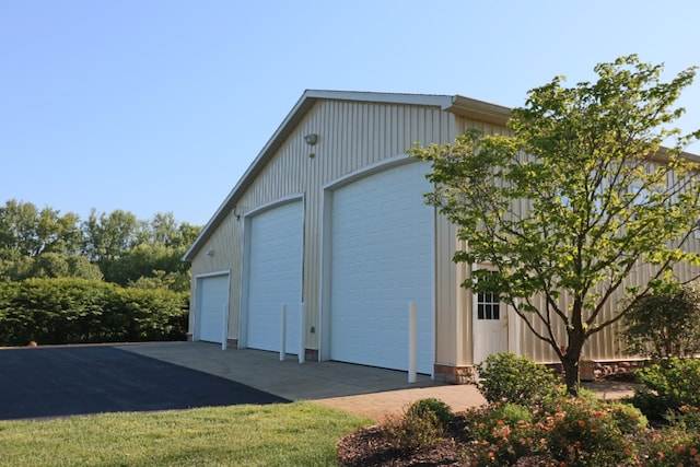 view of detached garage