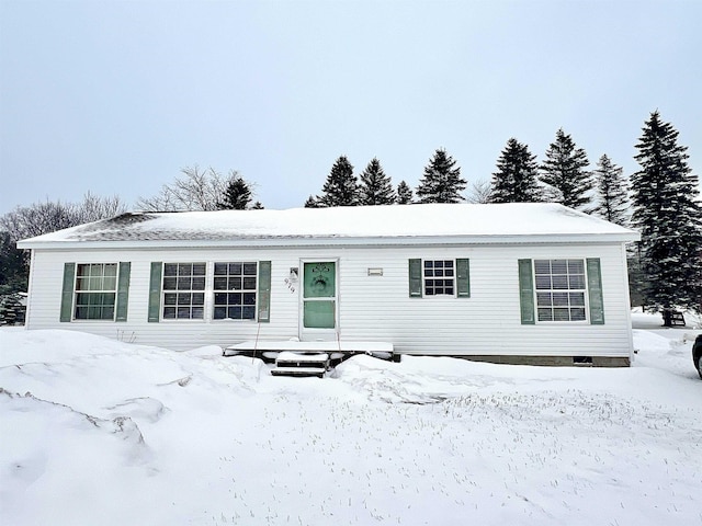 ranch-style house featuring crawl space