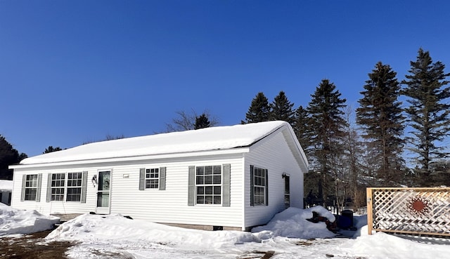 view of front of property featuring crawl space