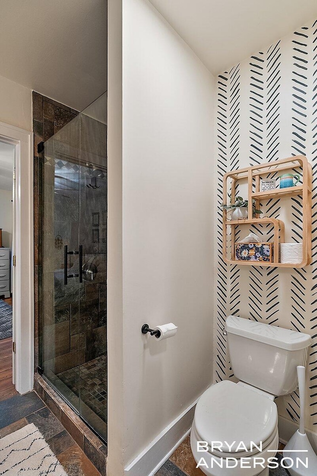 full bathroom featuring a shower stall, toilet, and baseboards