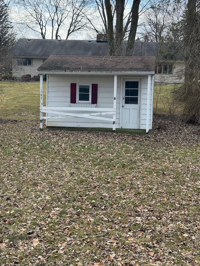 view of outdoor structure with an outbuilding