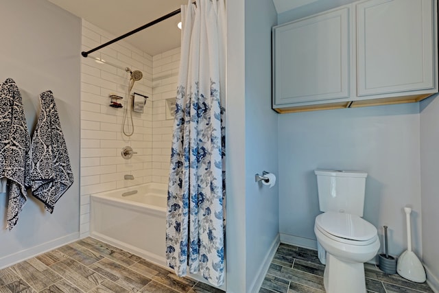 bathroom with wood tiled floor, baseboards, toilet, and shower / bath combo with shower curtain