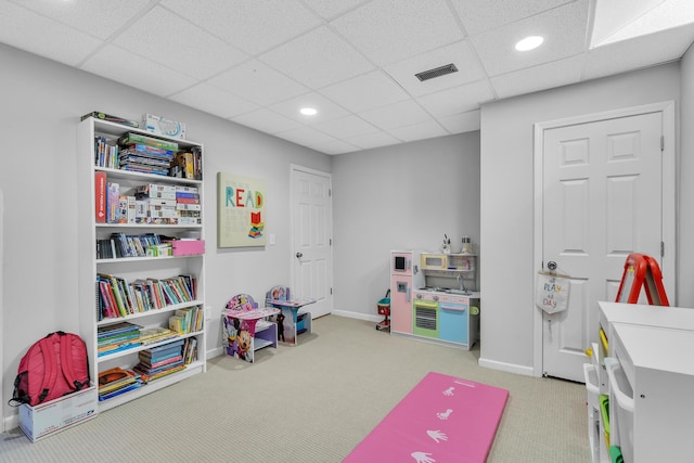 playroom with a drop ceiling, recessed lighting, carpet flooring, visible vents, and baseboards