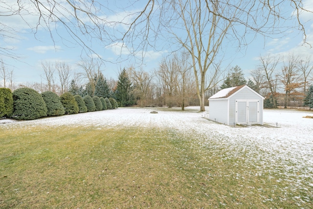 view of yard with a shed and an outdoor structure