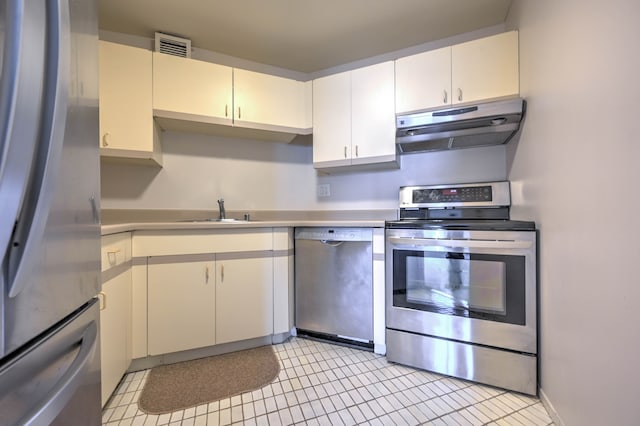 kitchen featuring stainless steel appliances, visible vents, light countertops, a sink, and under cabinet range hood