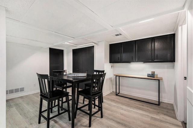 dining area featuring visible vents, light wood-style flooring, and baseboards