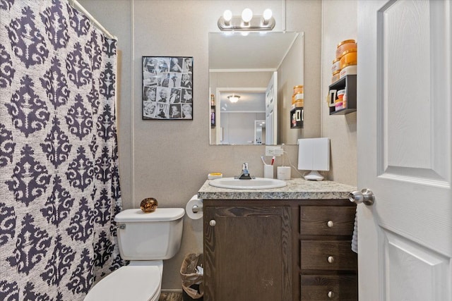 full bathroom featuring curtained shower, vanity, and toilet