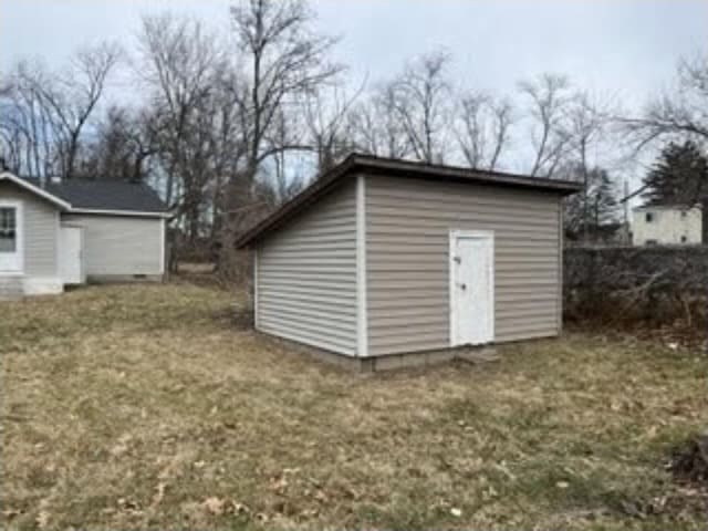 view of outdoor structure featuring an outbuilding