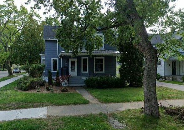 403 W 11th St, Traverse City, MI 49684 - view of front of home with a front lawn