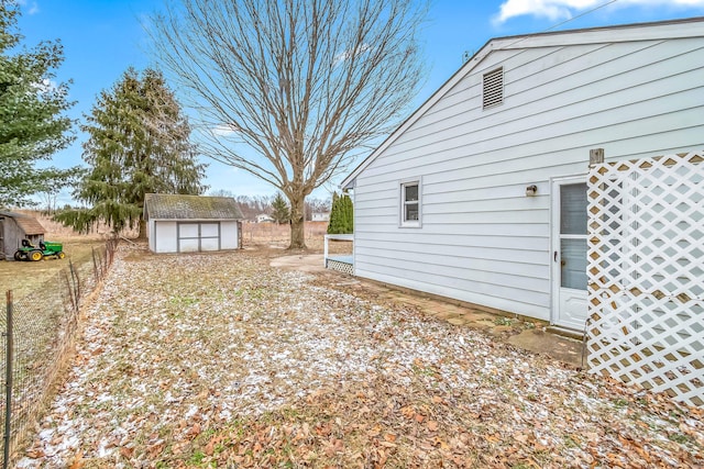 view of yard with an outdoor structure and a storage shed