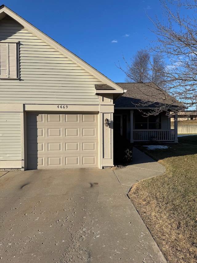 view of front of home featuring a garage and driveway