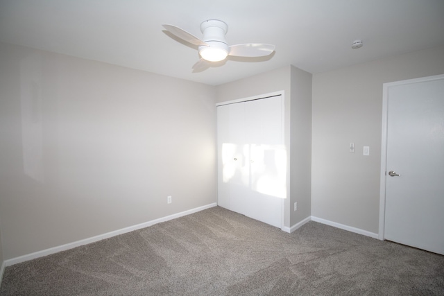 unfurnished bedroom featuring a ceiling fan, baseboards, and carpet flooring