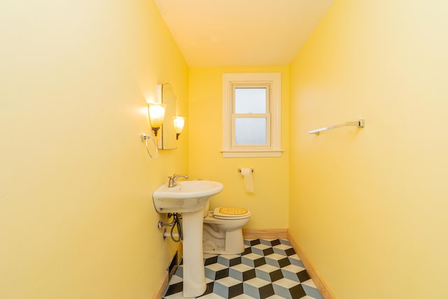 bathroom featuring baseboards, toilet, and tile patterned floors