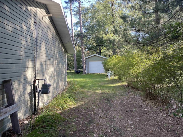 view of yard with an outbuilding