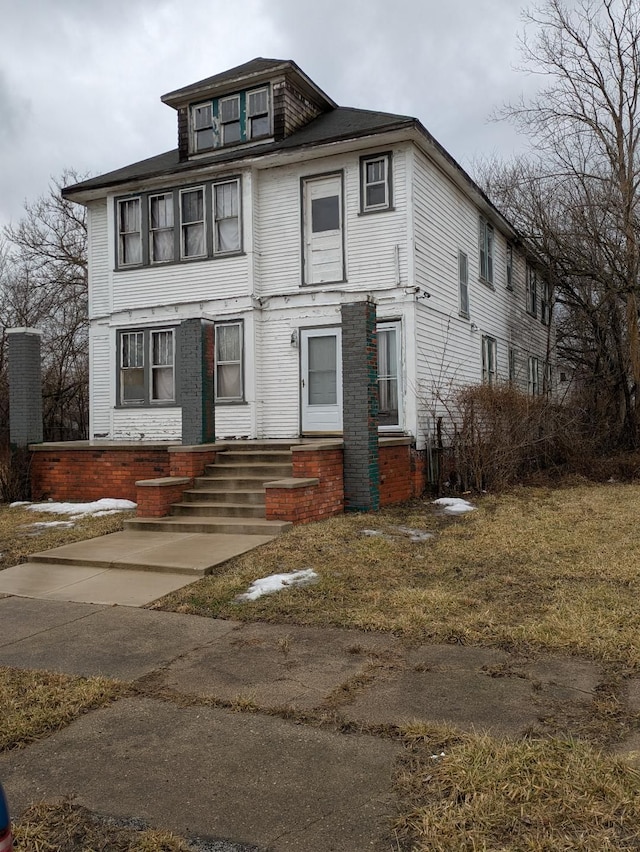 view of american foursquare style home