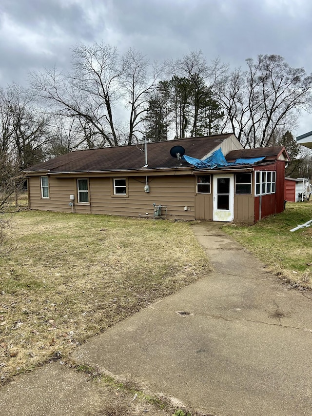 view of front of property with a front yard