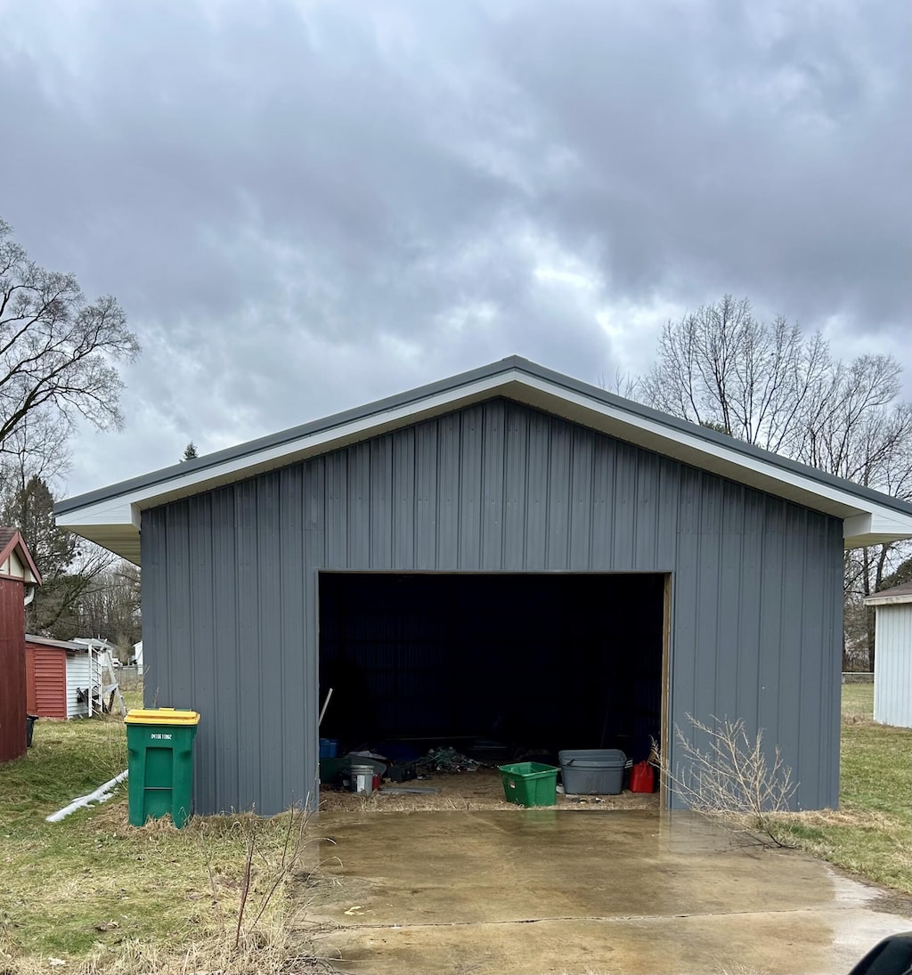 view of outdoor structure with an outdoor structure