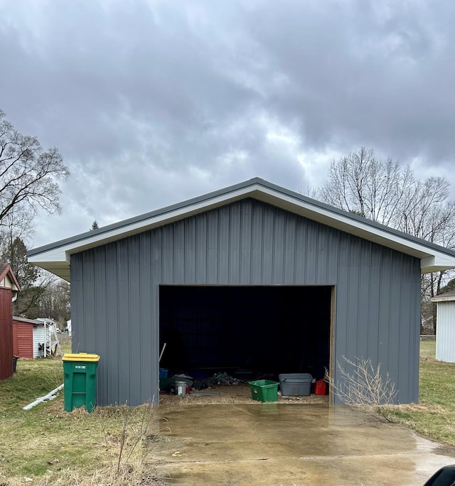 view of outdoor structure with an outdoor structure