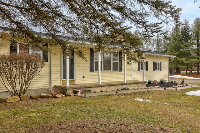 view of front of property featuring a front yard