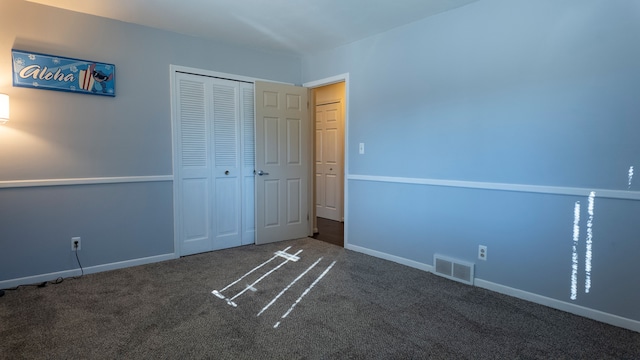 unfurnished bedroom with carpet, visible vents, a closet, and baseboards