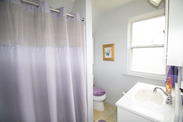 full bathroom with toilet, curtained shower, baseboards, and vanity