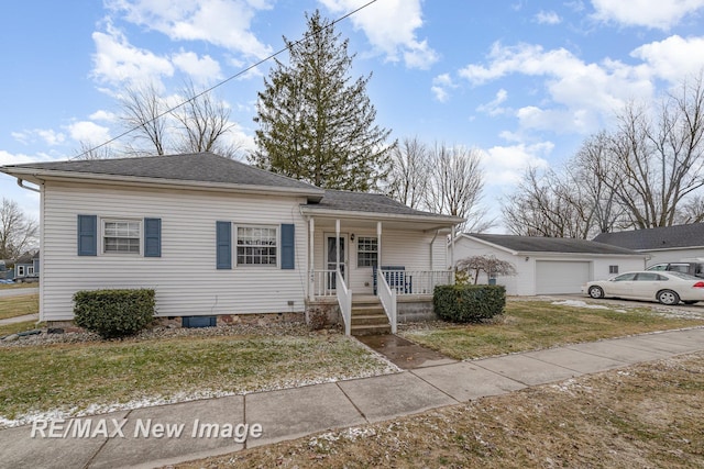 view of front of home featuring a garage, a shingled roof, a front lawn, and a porch