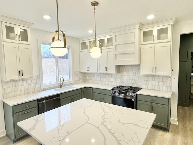 kitchen featuring stainless steel appliances, light wood-type flooring, a sink, and gray cabinetry